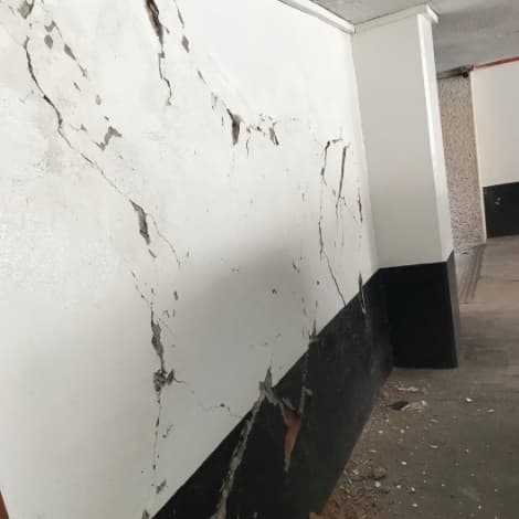 La joven de 25 años mostró los daños que sufrió su departamento, paredes cuarteadas que se empezaron a desmoronar, además del techo que también se desprendió en algunas partes. Su hermana, la cantante Ana Bárbara, organizó un centro de acopio en Los Ángeles.