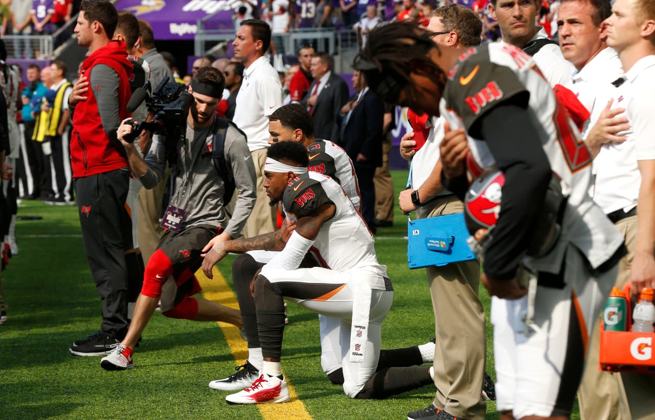 El receptor de los Tampa Bay Buccaneers DeSean Jackson de mientras sonaba el himno de EEUU, antes del partido contra los contra Minnesota Vikings.