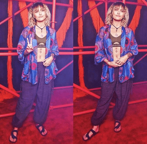 Fue en su cuenta de Instagram donde Paris agradeció a la casa Calvin Klein por aceptar y "abrazar" sus ideas, como ella lo expresó: "con una mente abierta y corazón abierto", al incorporar su estilo en la marca con este outfit.