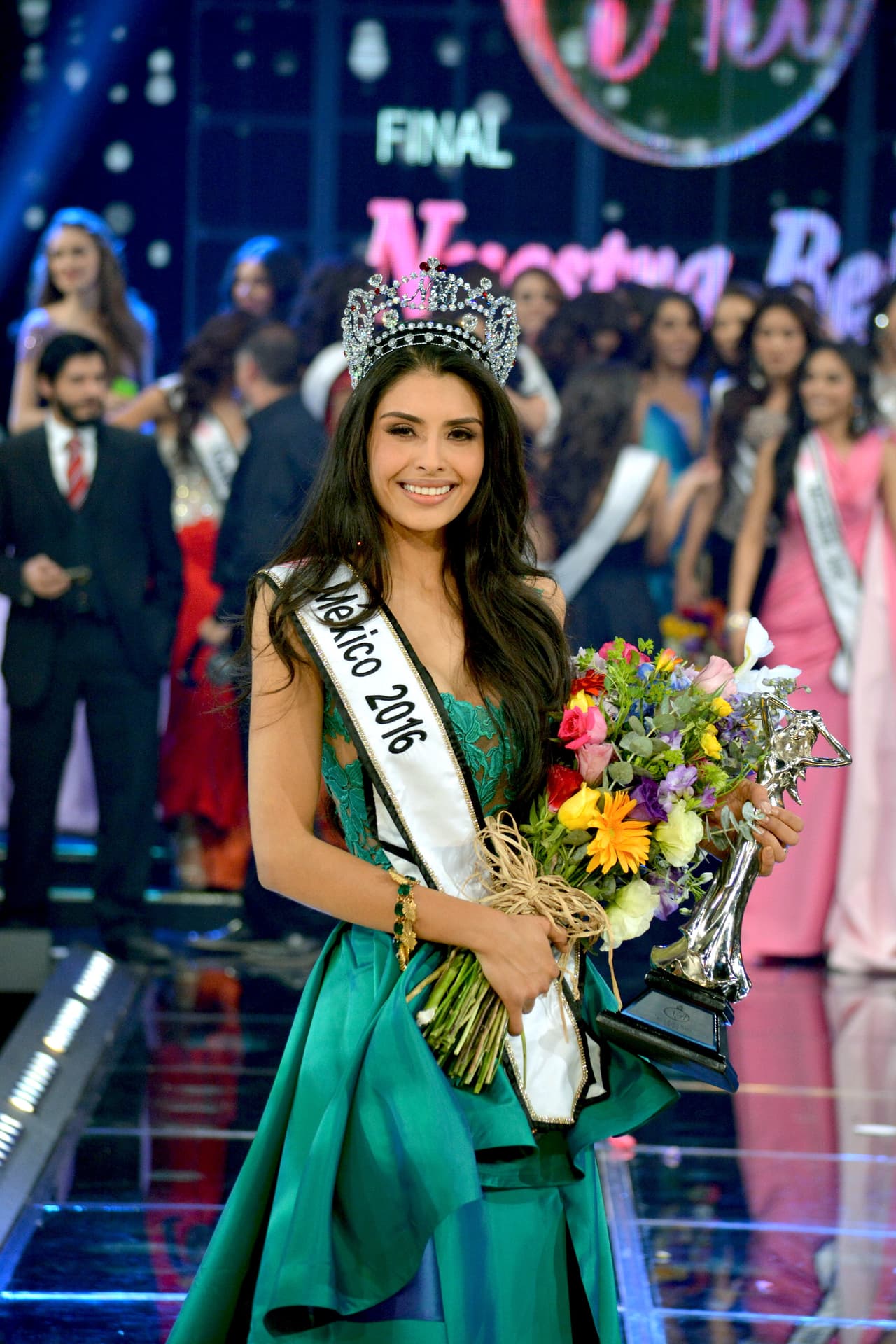 Cristal declaró en conferencia de prensa que no desea someterse a ninguna cirugía estética por el momento pues se siente segura con su aspecto.