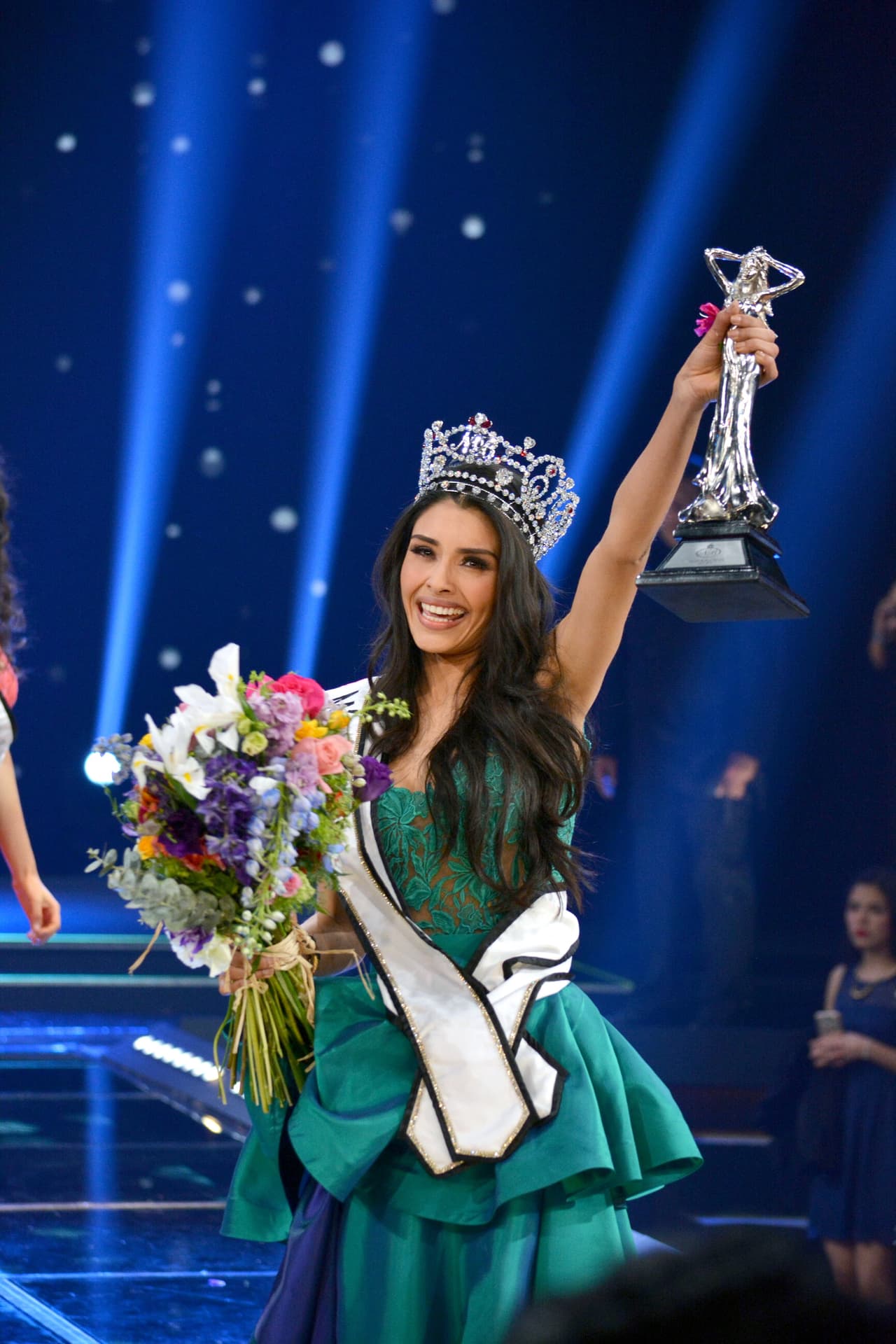 Cristal tiene 24 años.