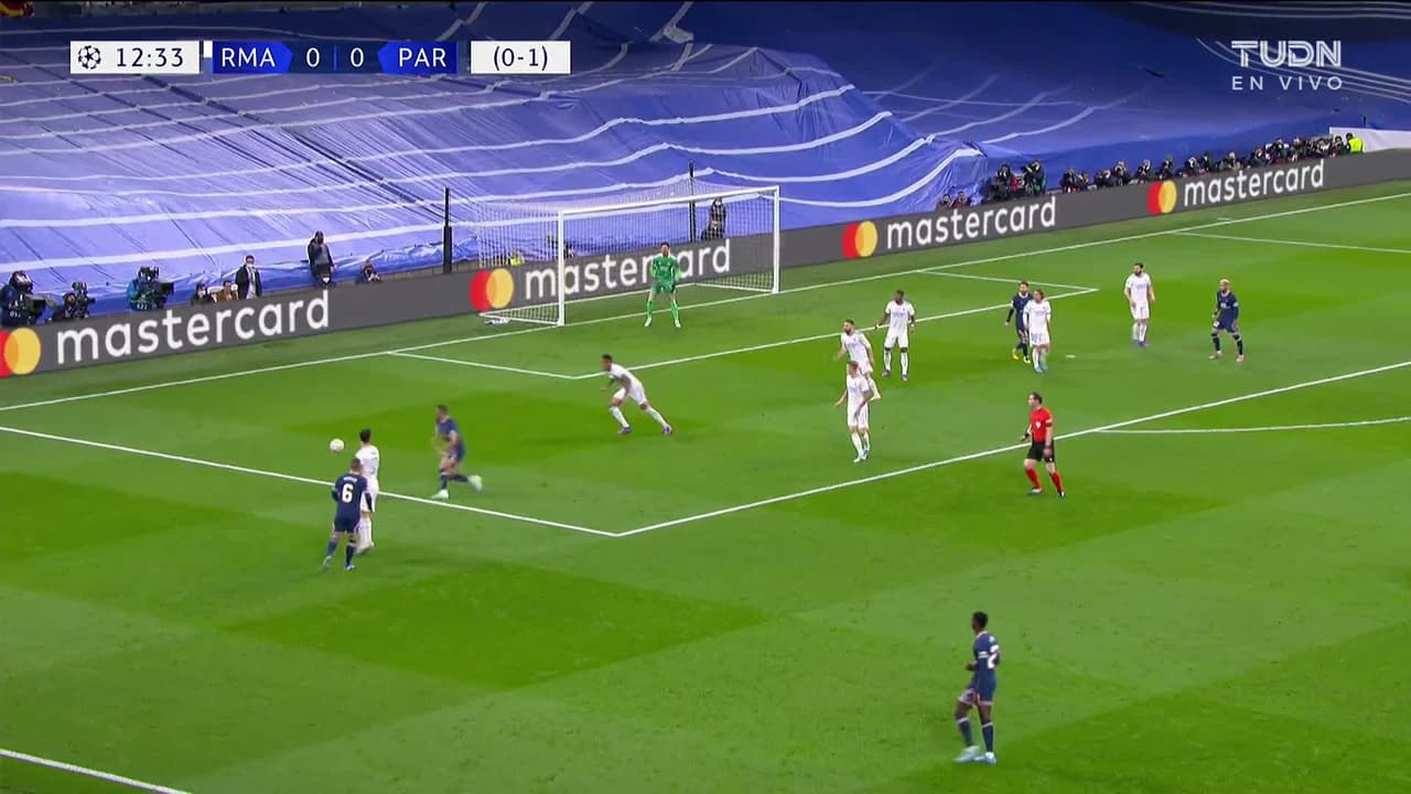 ¡TIRO ATAJADO! disparo por Kylian Mbappé.