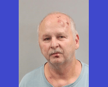 Hombre acusado de golpear a un oficial de policía