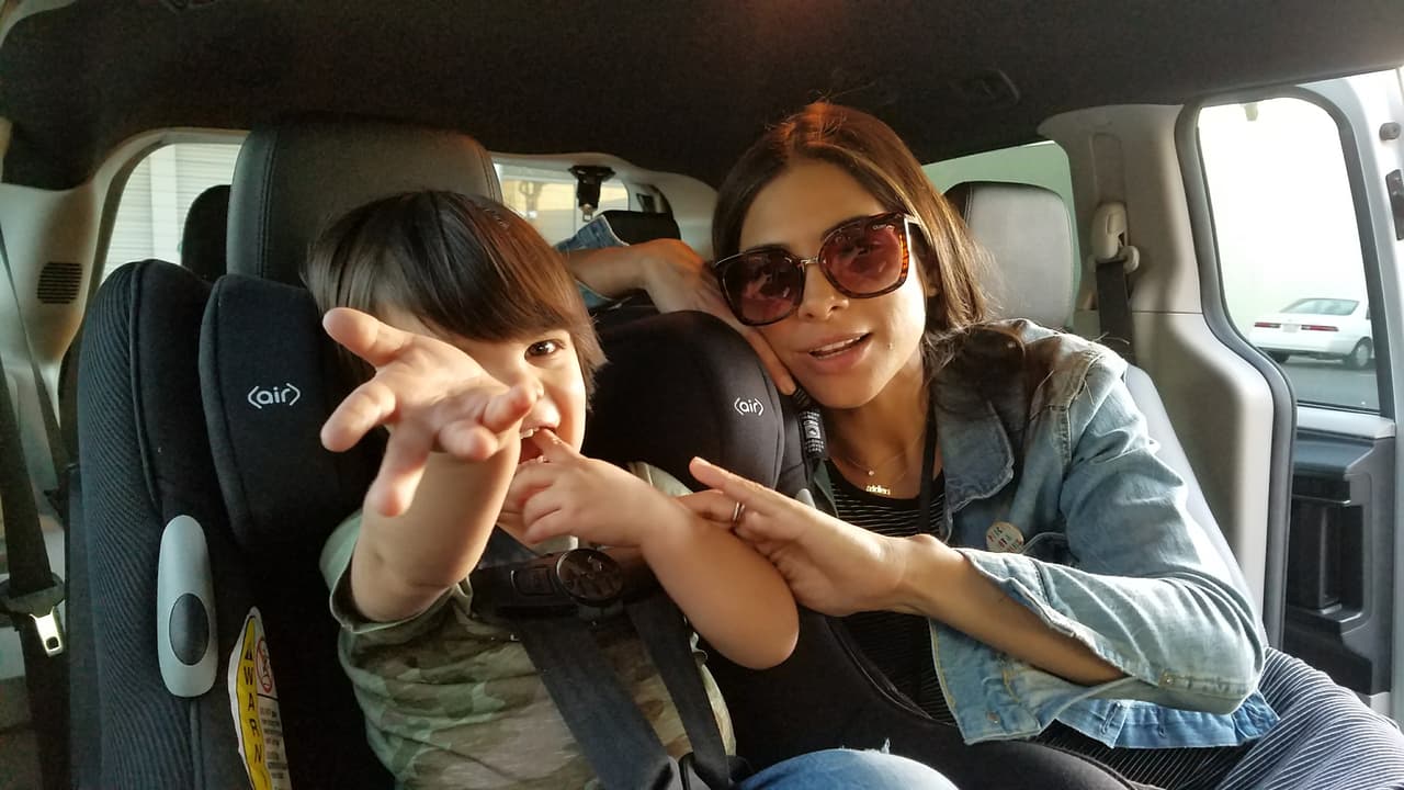 <b><a href="http://www.univision.com/shows/la-reina-de-la-cancion/las-mejores-fotos-de-los-looks-de-alejandra-espinoza-en-la-reina-de-la-cancion-fotos" target="_blank">Alejandra </a></b>llegó con 
<b><a href="http://www.univision.com/shows/la-reina-de-la-cancion/lo-sentimos-alejandra-matteo-y-su-papi-son-dos-gotas-de-agua-fotos" target="_blank">Matteo</a></b> a su primera sesión de fotos desde que vive en Los Ángeles y busca abrirse camino en la actuación. Desde lo natural hasta lo glamoroso, Alejandra jugó con varios estilos para abarcar todo tipo de personajes y llamar la atención de los productores. 
<b><a href="http://www.univision.com/shows/la-reina-de-la-cancion/capitulo-4-alejandra-la-de-tijuana-en-la-los-americanos-la-prefieren-al-natural-para-ellos-mas-es-menos-video" target="_blank">MIRA EL VIDEO</a></b>.