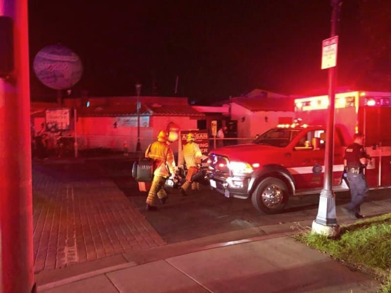 Personal de bomberos responde a una explosión en Huntington Beach, Calif.