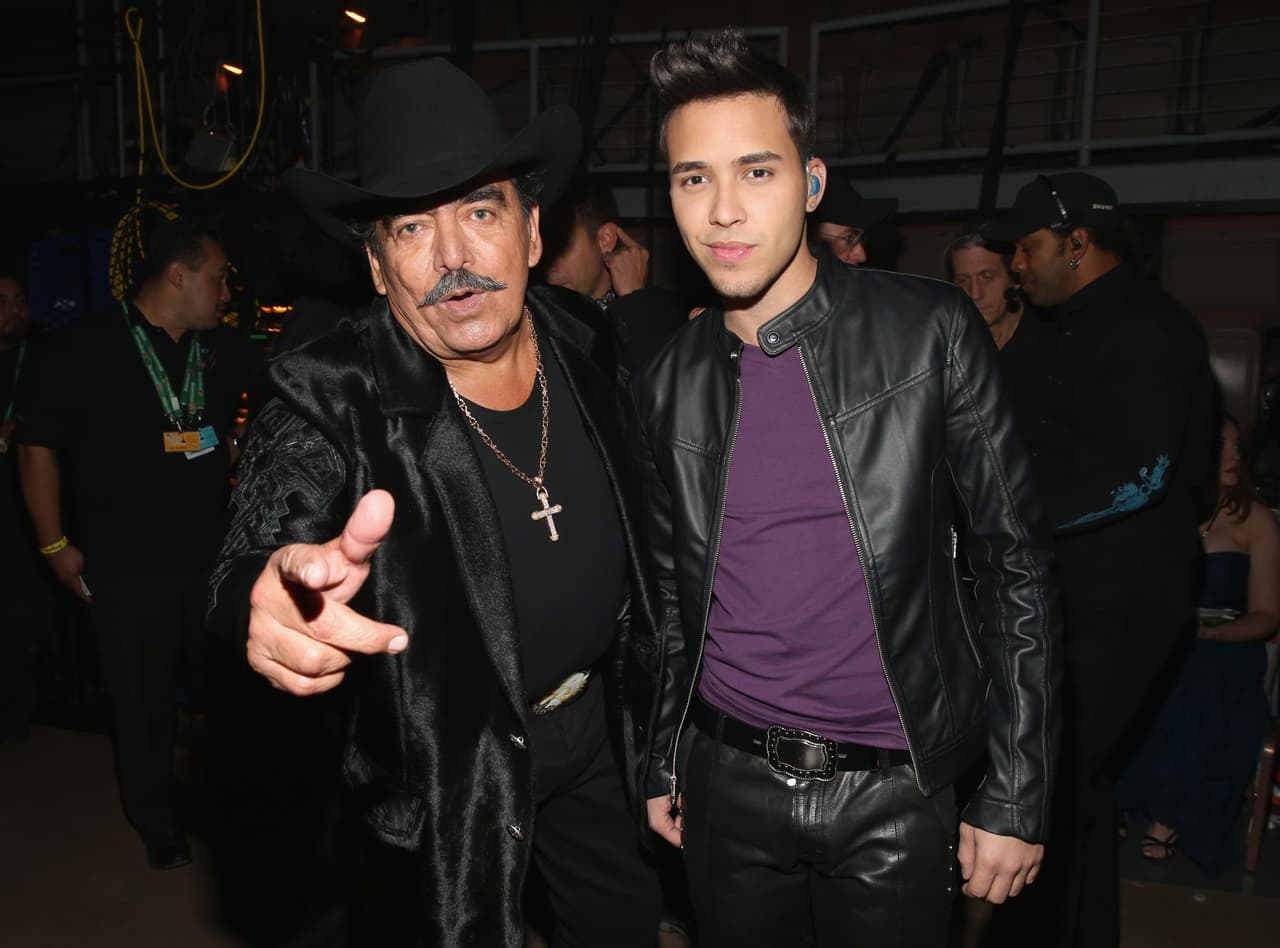 Prince Royce con el maestro, Joan Sebastian, después de su interpretación de 'Incondicional', en Latin GRAMMY 2012.