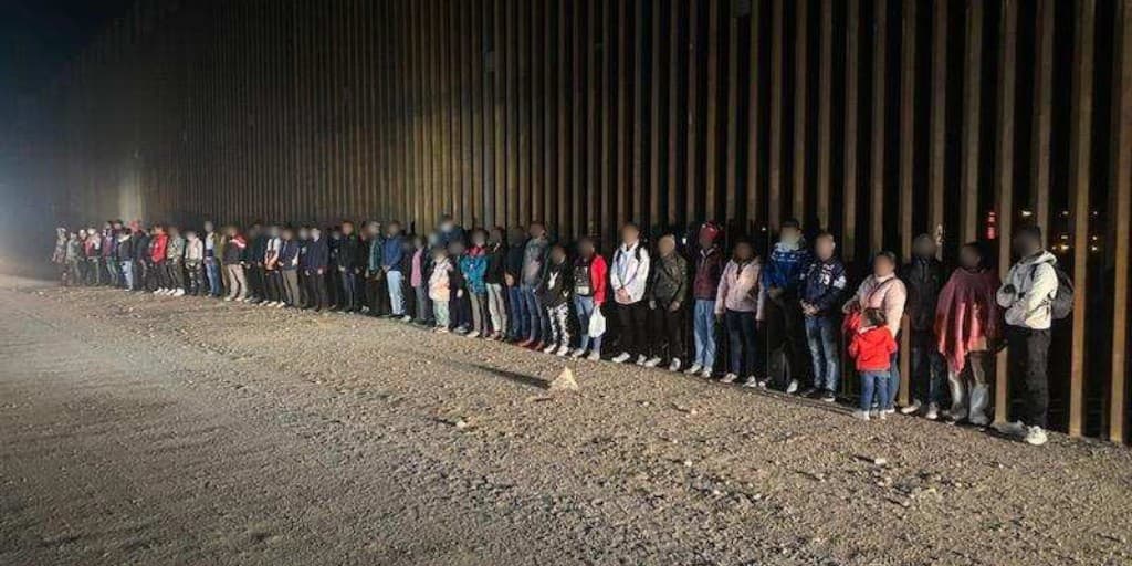 Agentes de la estación Ajo encontraron dos grupos con un total de 122 migrantes cerca de Lukeville, Arizona.