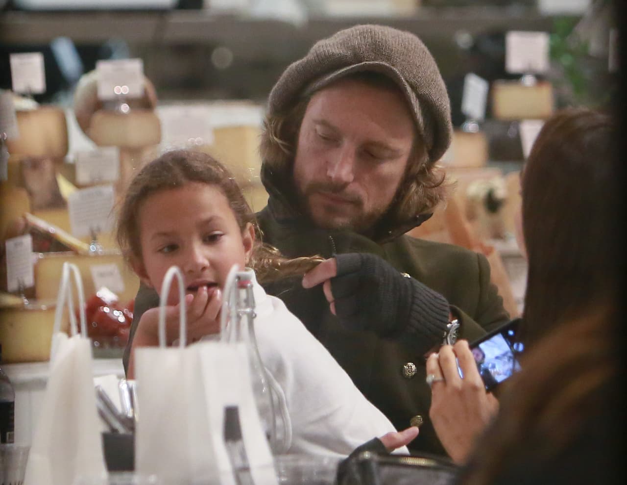 Según la actriz y unas pruebas de laboratorio, su papá había estado aclarando el cabello de la niña y alaciándolo con tratamientos químicos.