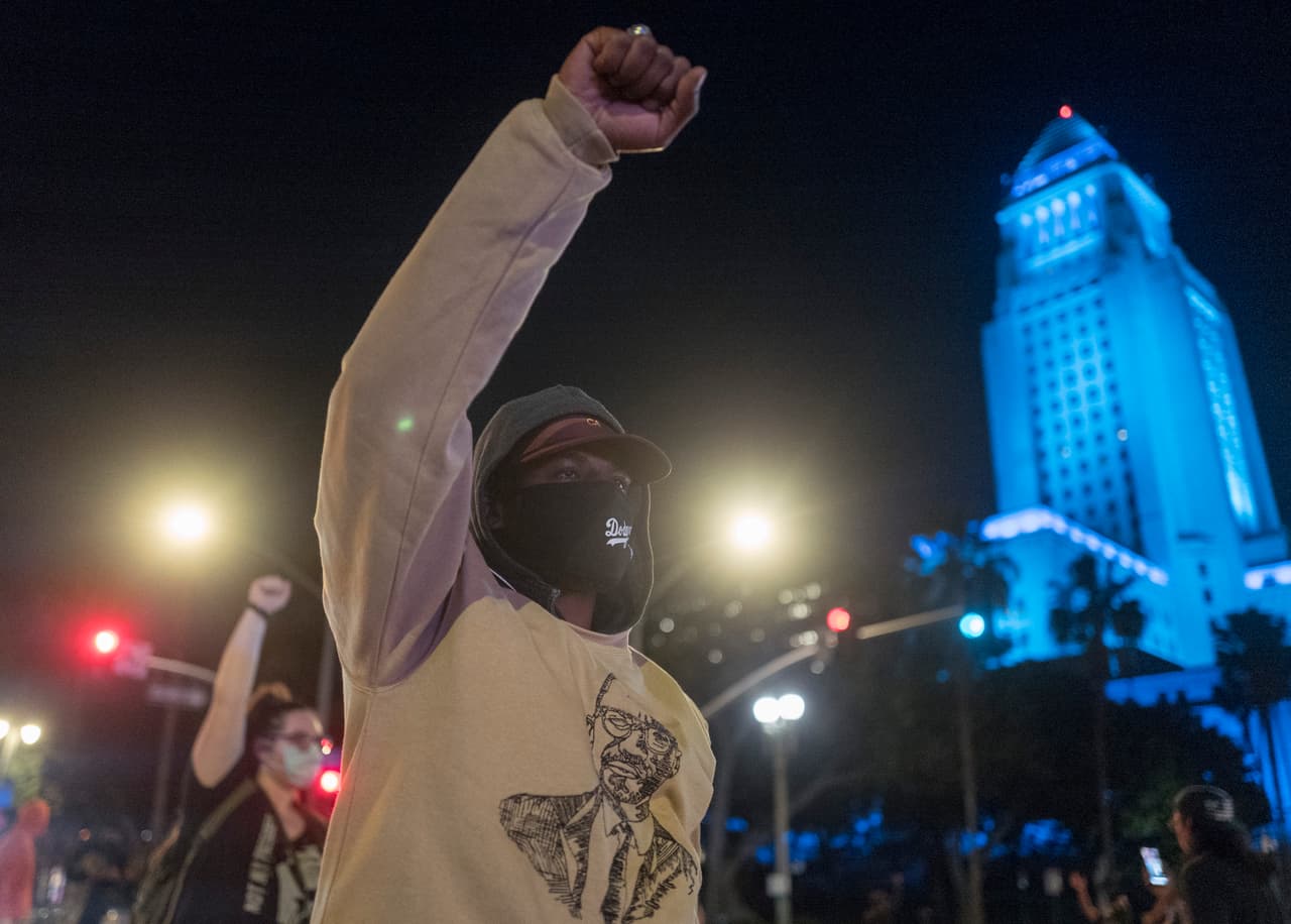 Mientras más y más personas rodearon las calles cercanas al edificio del ayuntamiento de la ciudad.