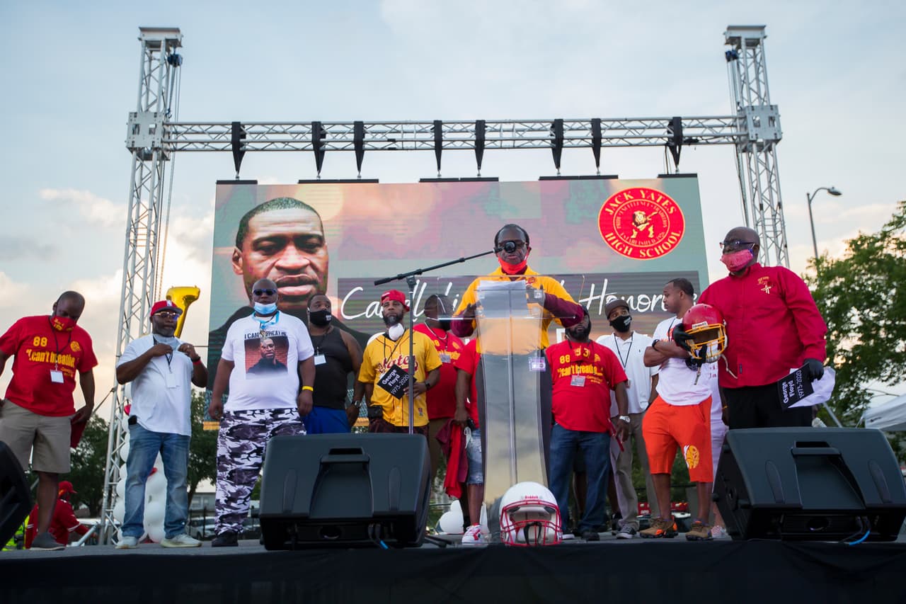 Exmiembros de la Escuela Jack Yates, en Houston, hablan durante un homenaje a George Floyd. Durante la jornada también se celebró un acto conmemorativo para que la comunidad pudiera darle
<a href="https://www.univision.com/shows/noticiero-univision/excompaneros-de-preparatoria-de-george-floyd-le-rinden-tributo-previo-a-su-funeral-en-houston-video">el último adiós a este afroestadounidense</a>.