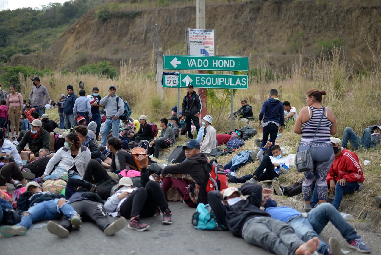 Un grupo de migrantes descansando en el piso después de la refriega con las autoridades en Vado Hondo.