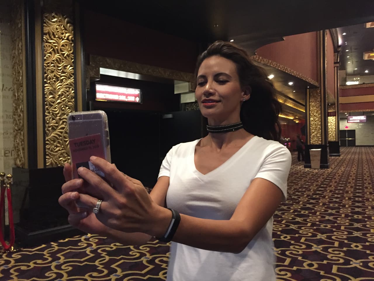 Como siempre, Argelia se la pasó tomando 'selfies' y videos para poder compartirlos con sus seguidores en Snapchat. 
<br>
<br>
<b><a href="http://www.univision.com/los-angeles/klve/especiales/latin-grammy/dia-4-ultimo-dia-de-ensayos-para-el-latin-grammy-y-finalmente-omar-y-argelia-salieron-a-pasear-video">VIDEO: Las historias de Snapchat de Omar y Argelia en Las Vegas</a></b>