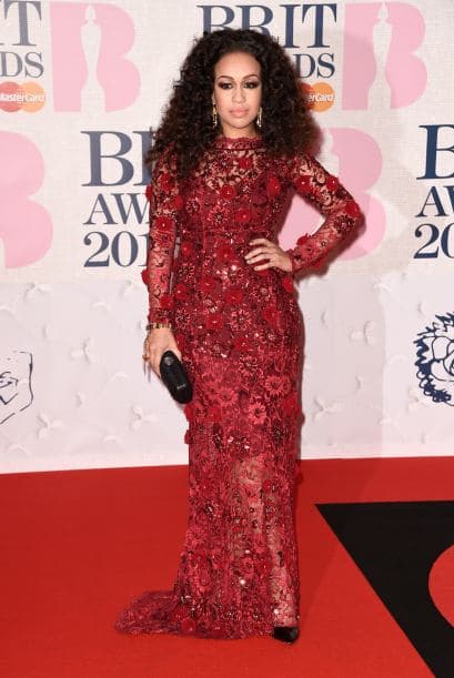 ¡Qué curvas! Rebecca Ferguson. Definitivamente el rojo fue el color de la noche.