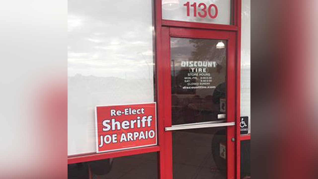 Activistas declaran boicot contra tienda de llantas por financiar la reelección de Arpaio