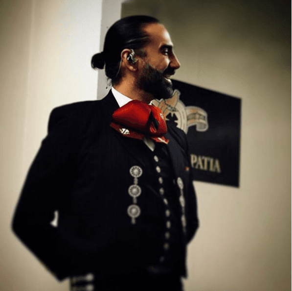 'El Potrillo' también ha portado la vestimenta de charro sumándole a su estilo una pequeña 'cola de caballo' y una pronunciada barba.