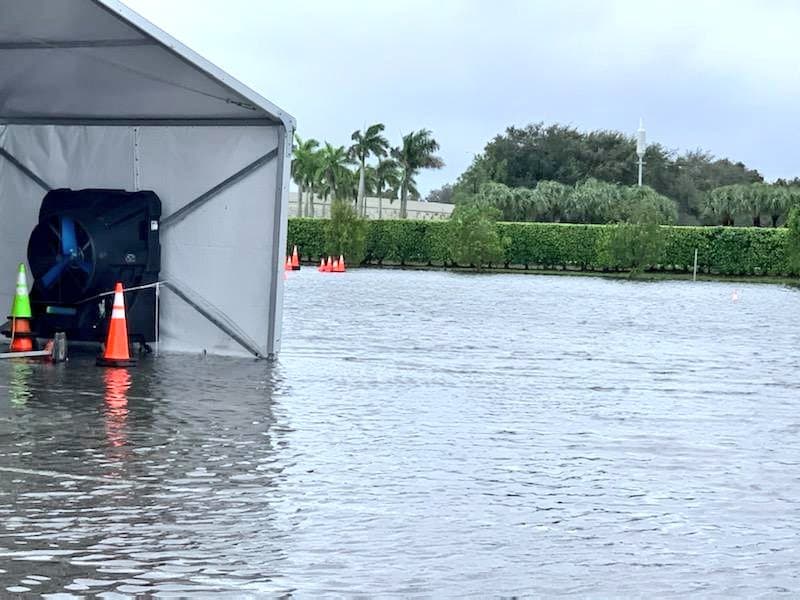 De acuerdo con las autoridades, el estacionamiento del estadio, donde está instalado el sitio para test de covid-19 más grande del sur de Florida, llegó a acumular entre 14 y 16 pulgadas de agua en algunos lugares.
<br>