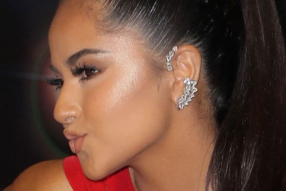 El rojo levanta pasiones y Becky knew how to work it! Aquí te dejamos en detalle su outfit de la alfombra y lo mejor de su presentación.