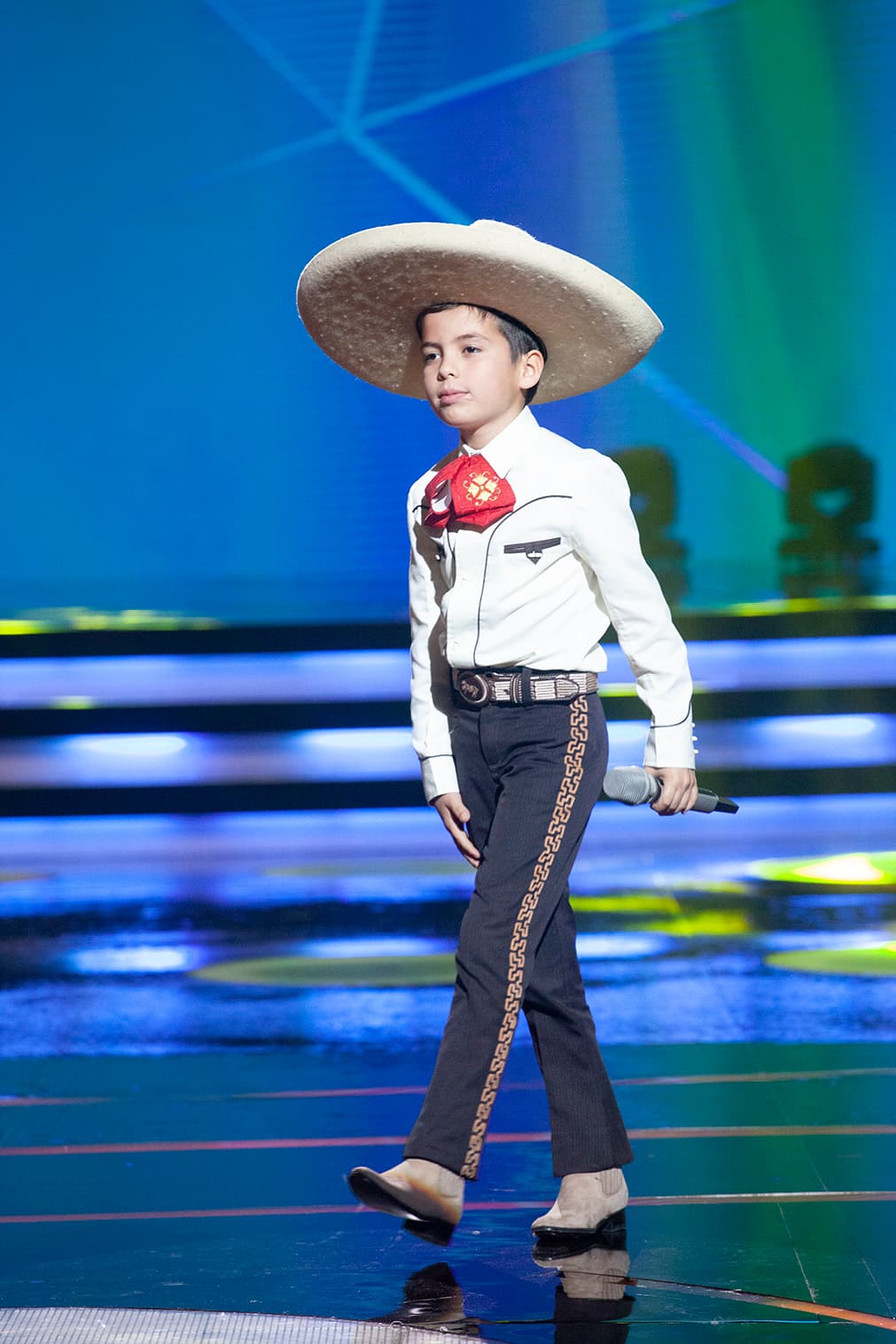 Fue momento de otro duelo de canto, 
<b><a href="https://www.univision.com/shows/pequenos-gigantes/un-escenario-o-un-camion-este-pequeno-canta-donde-sea-y-sus-papas-lo-acompanan-en-este-sueno-video">el niño sonorense Kevin Duarte</a></b> interpretó el tema ‘Se me olvidó otra vez’ de Juan Gabriel, que dedicó a Verónica Castro. El pequeño mostró un increíble dominio del escenario y obtuvo la permanencia en la competencia.