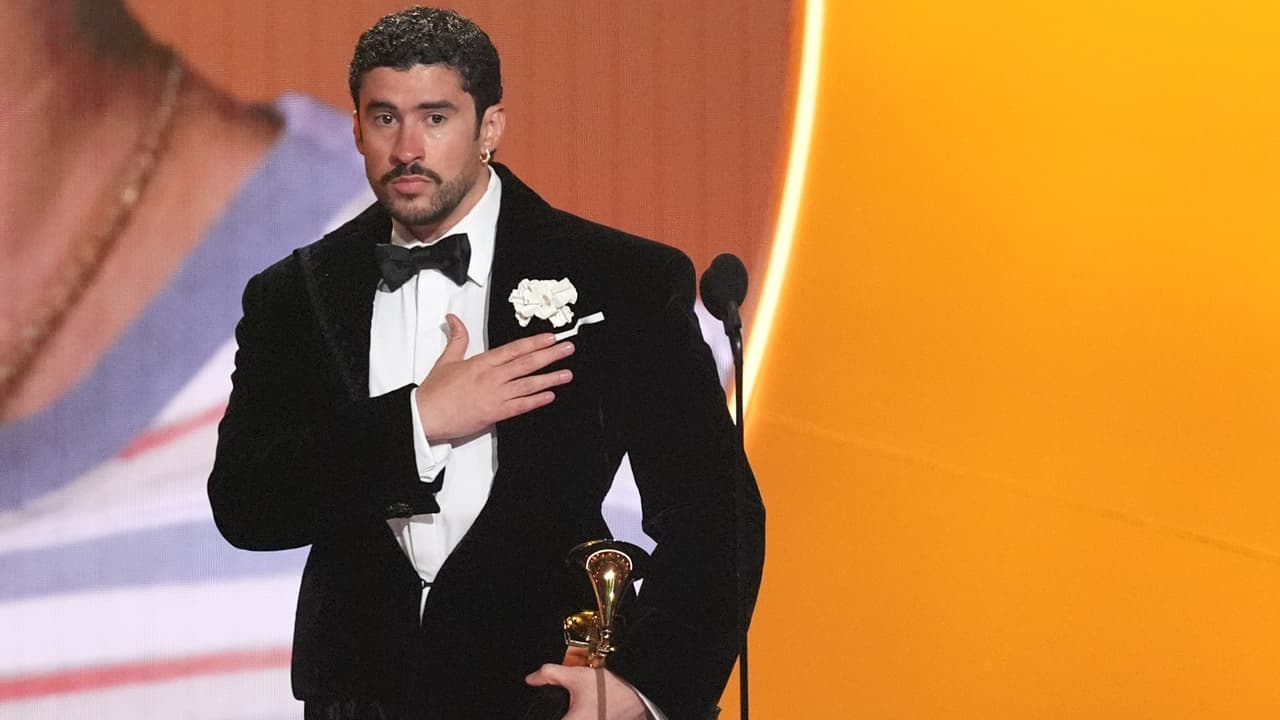 Bad Bunny critica a ICE en los Grammy y gana Álbum del Año con “Debí tirar más fotos”