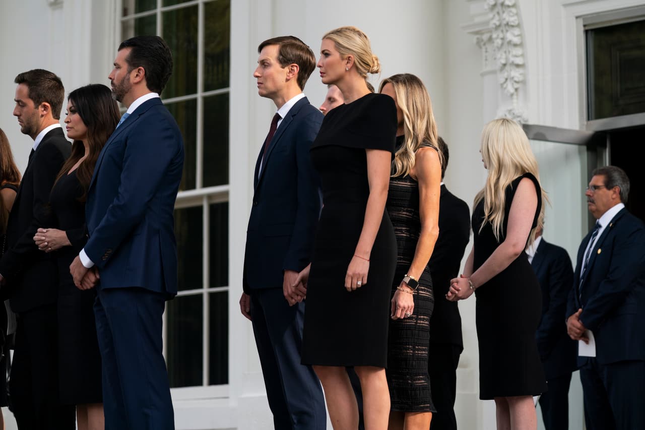 El hijo mayor del presidente, Trump Jr., y su novia Kimberly Guilfoyle, la excomentarista de Fox News. Estaban también presentes Ivanka Trump y Jared Kushner, hija y yerno del presidente que además son asesores de la Casa Blanca, que acompañaron la salida del féretro con un sonido de gaitas.