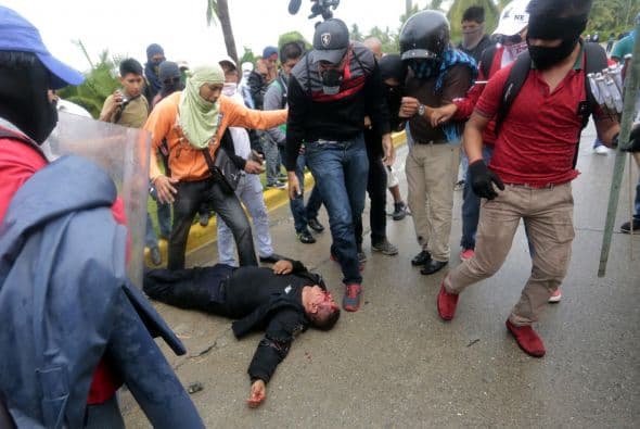 Los agentes resultaron heridos por golpes y uno por quemaduras causadas por el lanzamiento de un cóctel molotov,