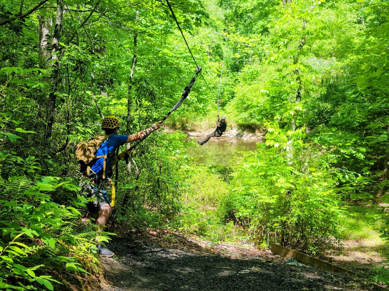 <b><a href="https://g.page/CanopyRidgeFarm?share">Canopy Ridge Farm</a></b>. El recorrido de aventura dura alrededor de hora y media, y cada línea está diseñada con características emocionantes que incluyen Zip Zilla a 1000 pies de largo y diseñado para emocionar.
<br>
<br>
<b><a href="file:///C:/Users/msorto/Desktop/MARLO%20UNIVISION/2022/08_AGOSTO%202022/13%20y%2014%20de%20agosto%202022/Cómo%20llegar">Cómo llegar</a></b>