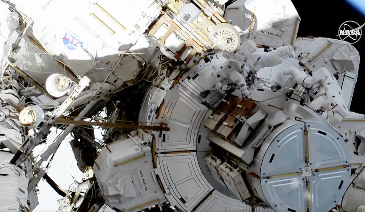 "Este es un primer paso, son valientes mujeres brillantes que representan al país muy bien", dijo Trump a la pareja. "Primero la Luna y desde allí iremos a Marte”, agregó en referencia al
<a href="https://www.nasa.gov/artemis">programa Artemis</a>, con el que la NASA planea llevar seres humanos al satélite otra vez en 2024.