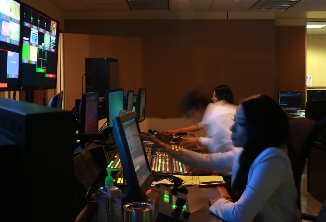 Lariza Moreno (operadora de cámaras), Alejandro Jiménez (director técnico), Mariana Díaz (gráficas) practicando antes de la grabación