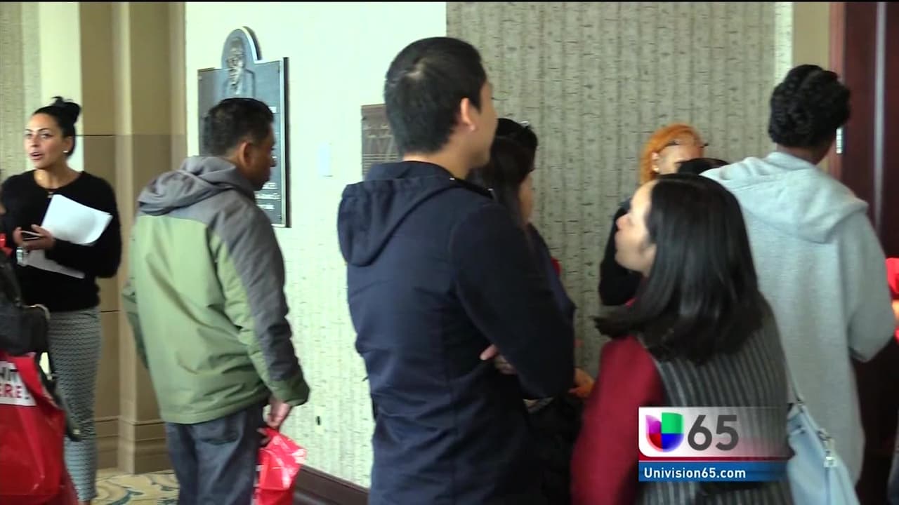Los trabajadores del clausurado Trump Taj Mahal hacen fila para desempleo