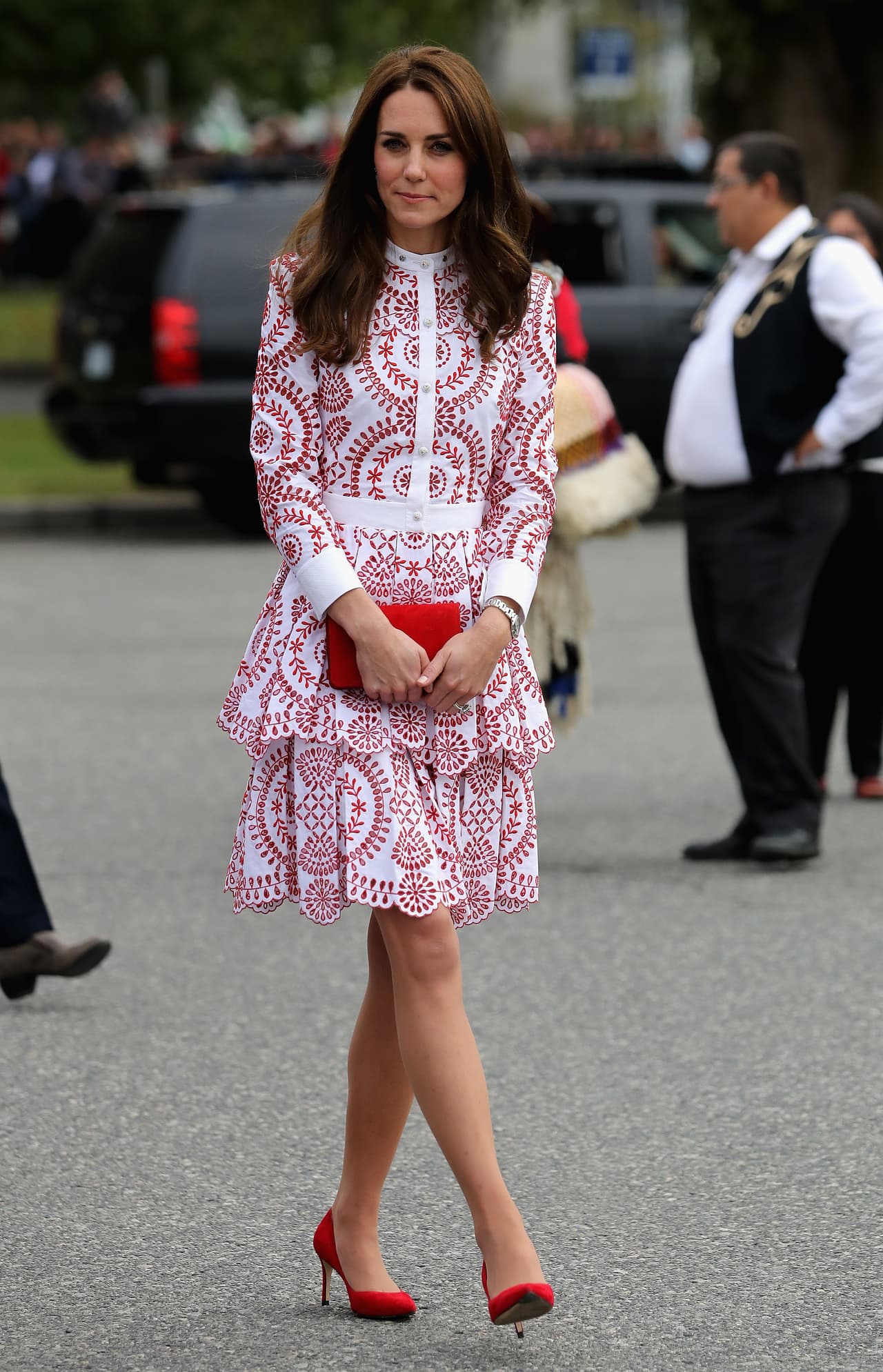 Para el segundo día de la visita de los Duques de Cambridge en Canadá, Kate Middleton eligió un vestido de estampados y ojalillo en blanco y rojo de la casa Alexander McQueen. Una combinación efectiva de un diseñador oriundo de Inglaterra, con los colores de la bandera del país que visita.