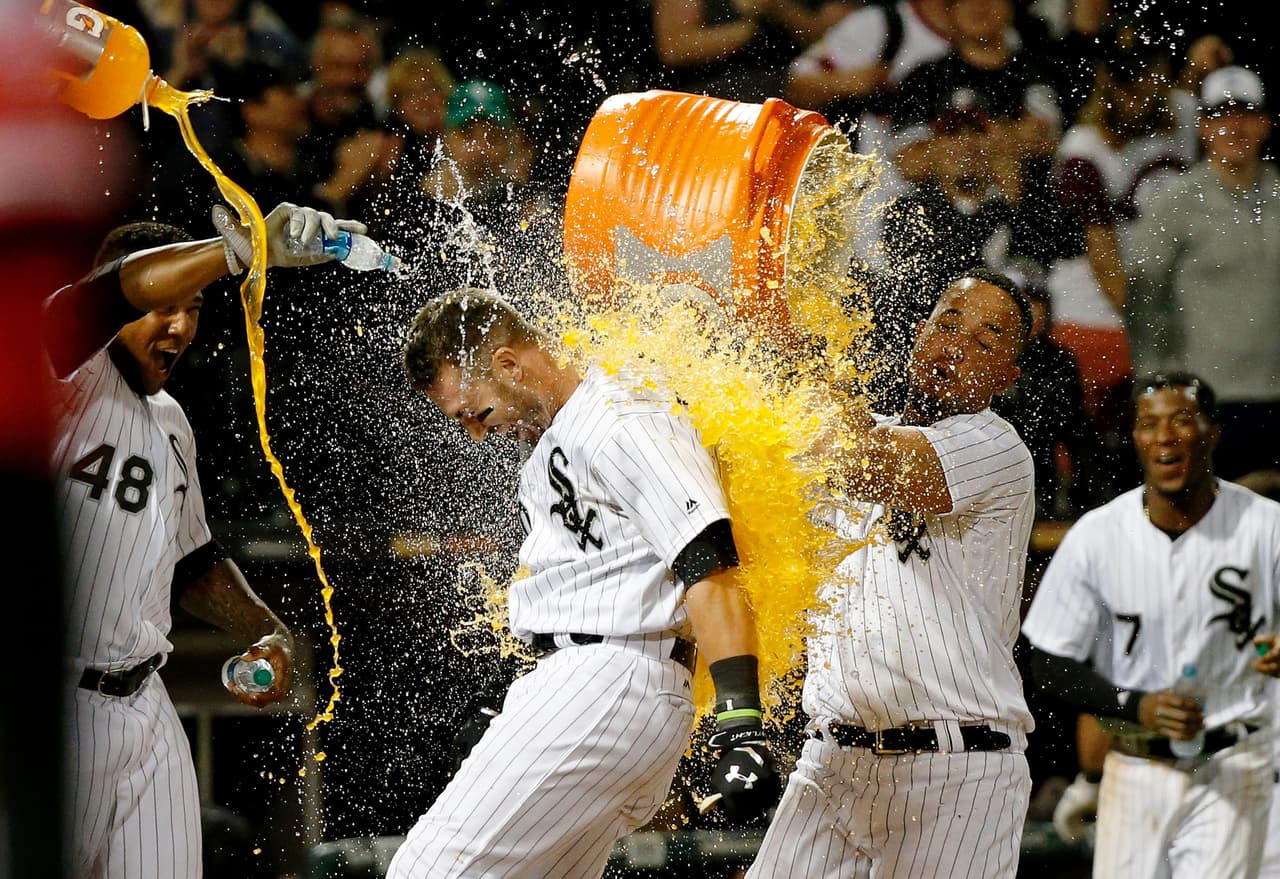 Unos recomiendan tomar bebidas deportivas llenas de electrolitos.