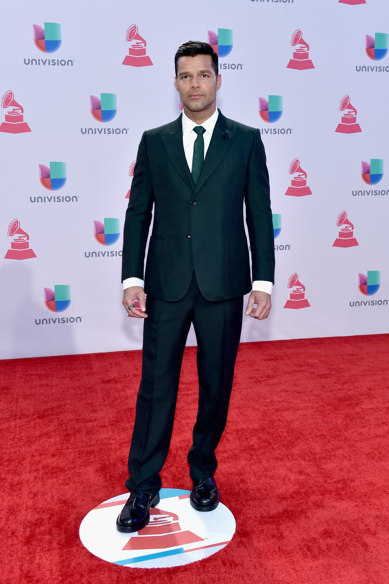 Ricky Martin se une a esta lista, como uno de los galanes que caminado por la alfombra en varias ocasiones. Uno de sus mejores momentos fue en el 2015 que apareció con este majestuoso y arriesgado traje verde.