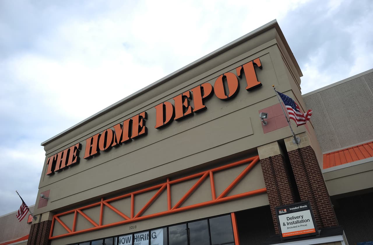 Las tiendas de Home Depot estarán cerradas el Día de Acción de Gracias, pero prometen, por ahora, abrir temprano para el viernes 27 de noviembre y ofrecer sus especiales. Sin embargo, también invitan a sus clientes consultar su página de internet en donde aseguran ofrecen mejores ofertas este año.