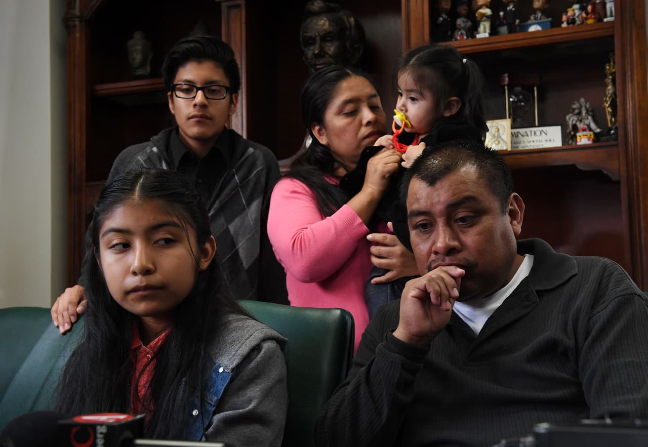 <b>4.-</b> Requerir que un estudiante o sus padres revelen o documenten su situación inmigratoria.