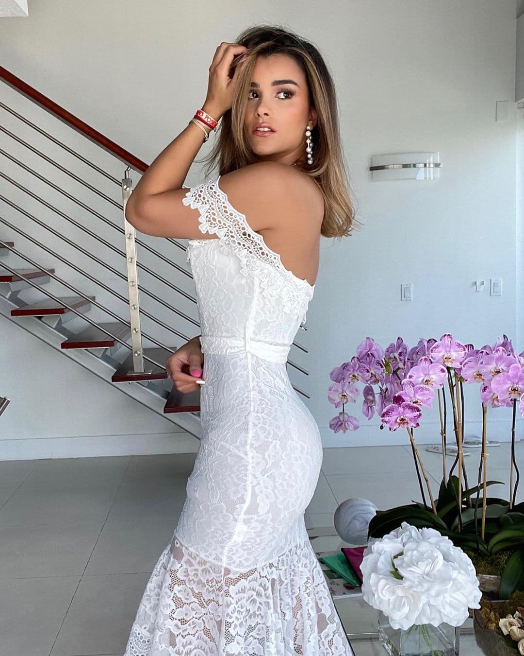 Comenzamos con este vestido blanco de nuestra conductora dominicana que cautivó en Instagram, con espalda escotada y las delgadas mangas bajo los hombros.