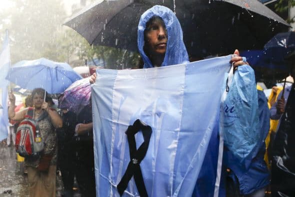 La Plaza a rebosar rompió a corear el himno argentino.