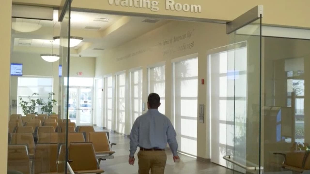 Raed agregó que se debe evitar vestir prendas que podrían reflejar mal gusto o que no sean adecuadas para presentarnos ante un funcionario.