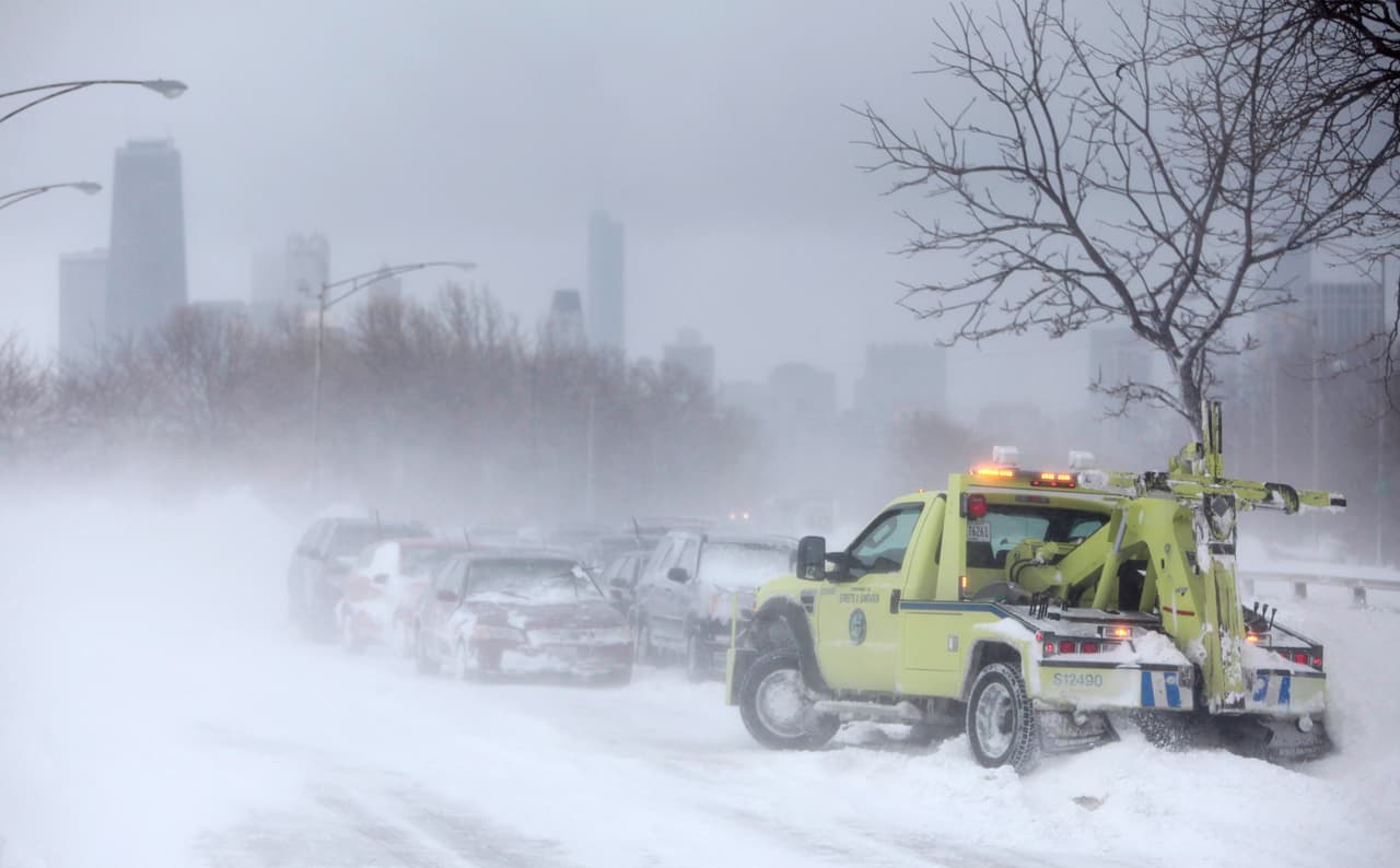 La nieve se sigue acumulando en el área de Chicago y suburbios. Más de 1,000 vuelos cancelados