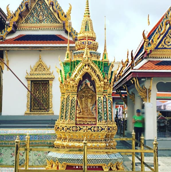 El templo fue construido en 1785 durante el reinado del rey Rama I, quien trasladó al Buda de Esmeralda desde Wat Arun, al otro lado del río.