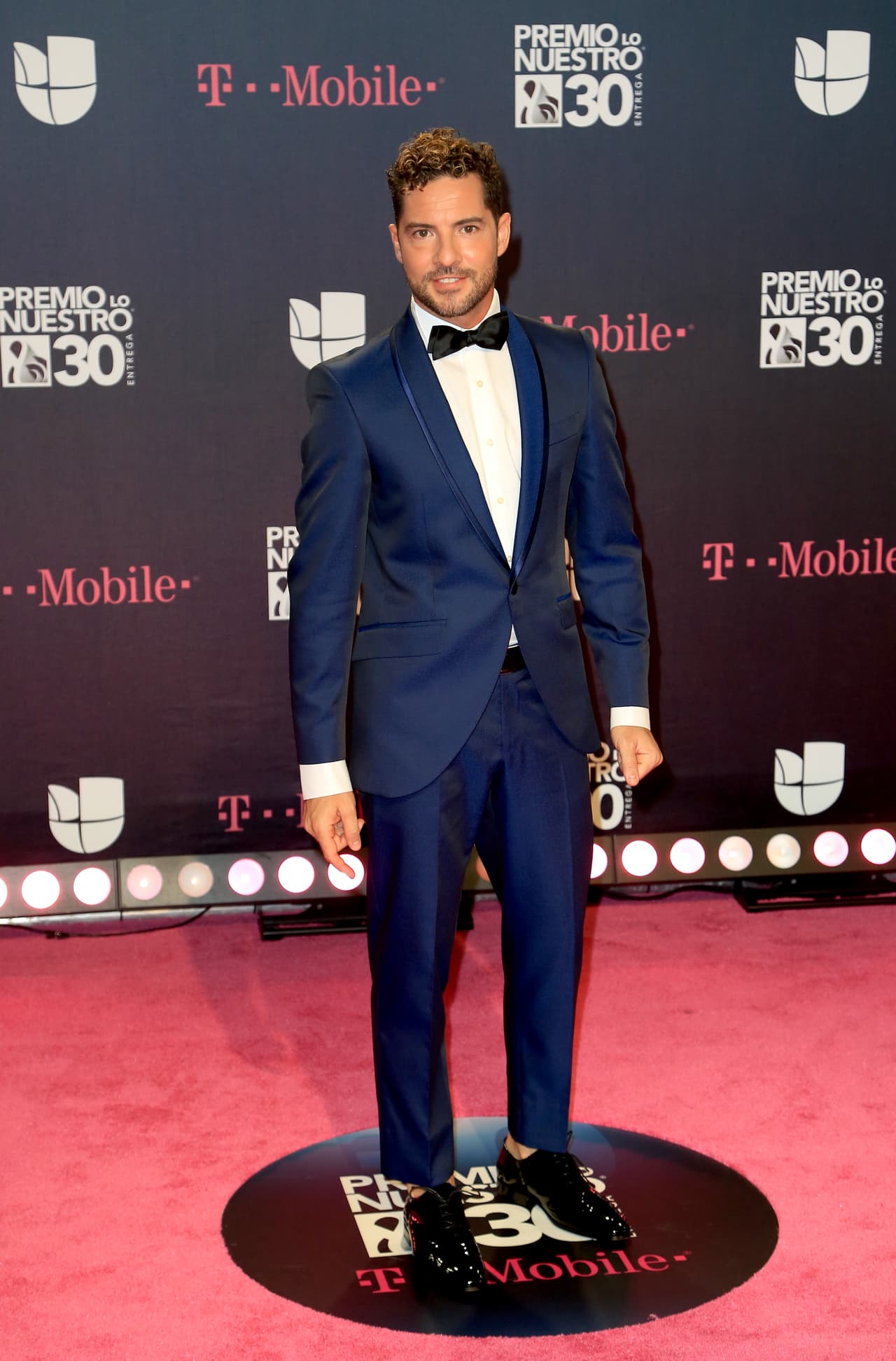 El español David Bisbal dejó a un lado el color negro y lució este traje azul.