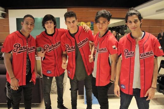 En Panamá, "Tan Fácil" y "Quisiera" se posicionaron entre los favoritos de los oyentes de las estaciones de radio locales.