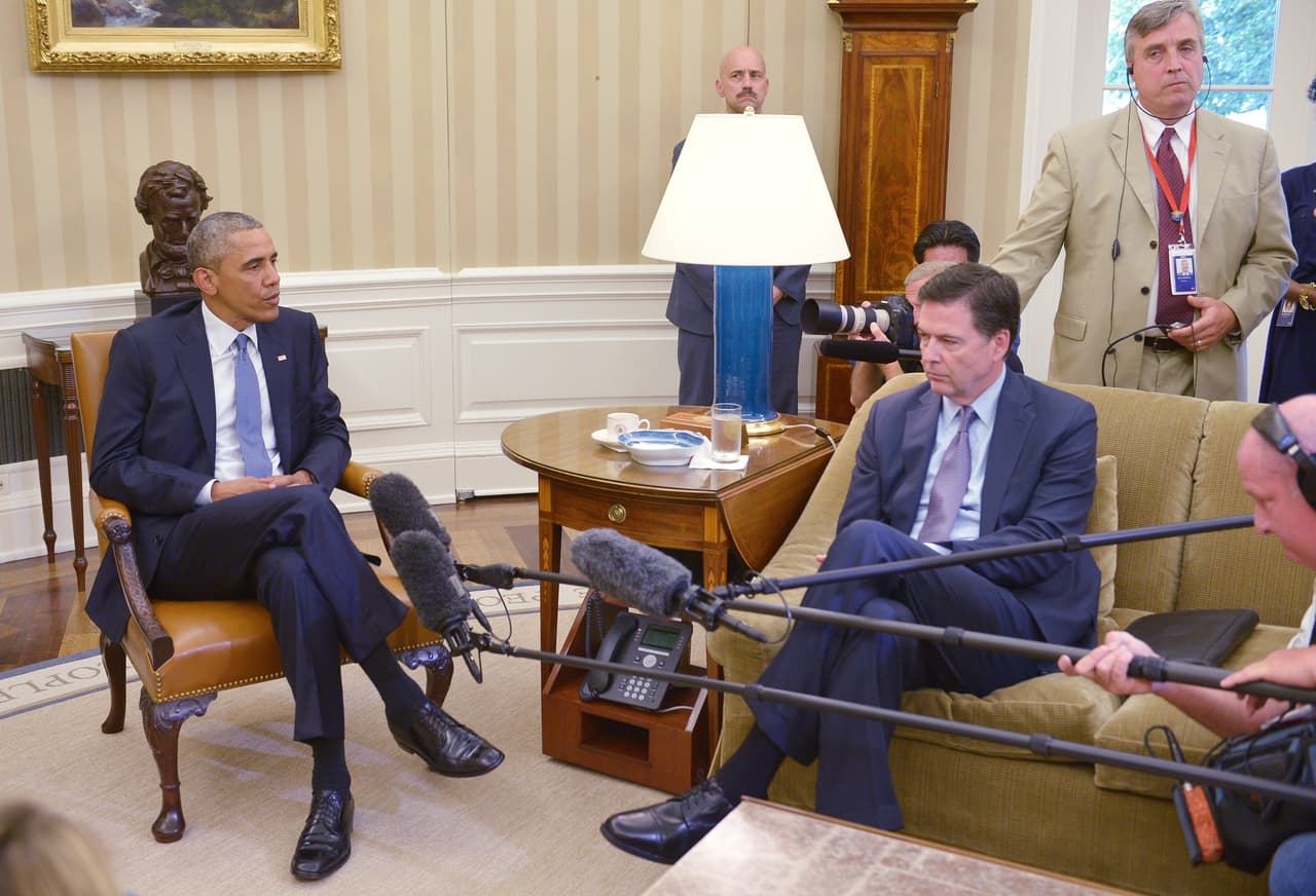 <b>1)</b>
<b> JULIO 2015 - PRIMER ACTO.</b> James Comey llegó a la dirección del FBI nombrado por
<b>Barack Obama </b>en 2013. Su primera entrada en la escena política fue en julio de 2015 cuando se descubren correos electrónicos con información confidencial del Departamento de Estado de Hillary Clinton. La oficina de contrainteligencia del FBI alertó a las autoridades sobre información delicada manipulada. Comey, a petición de la comunidad de Inteligencia, acuerda con Clinton que entregue su servidor privado de correo electrónico y las unidades de memoria con copias de sus correos electrónicos relacionados con el trabajo.