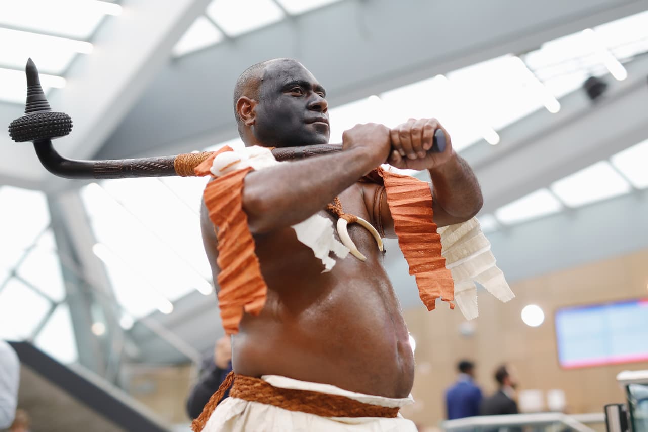 La segunda cumbre del clima celebrada tras el histórico Acuerdo de París, alcanzado en la capital francesa en 2015, es presidida por uno de los países más vulnerables al calentamiento, Fiyi, que tras recibir el visto bueno de la ONU para albergar la COP23 vio que ninguna de sus islas disponía de capacidad para albergar los más de 20,000 participantes que vienen acudiendo a estas reuniones.