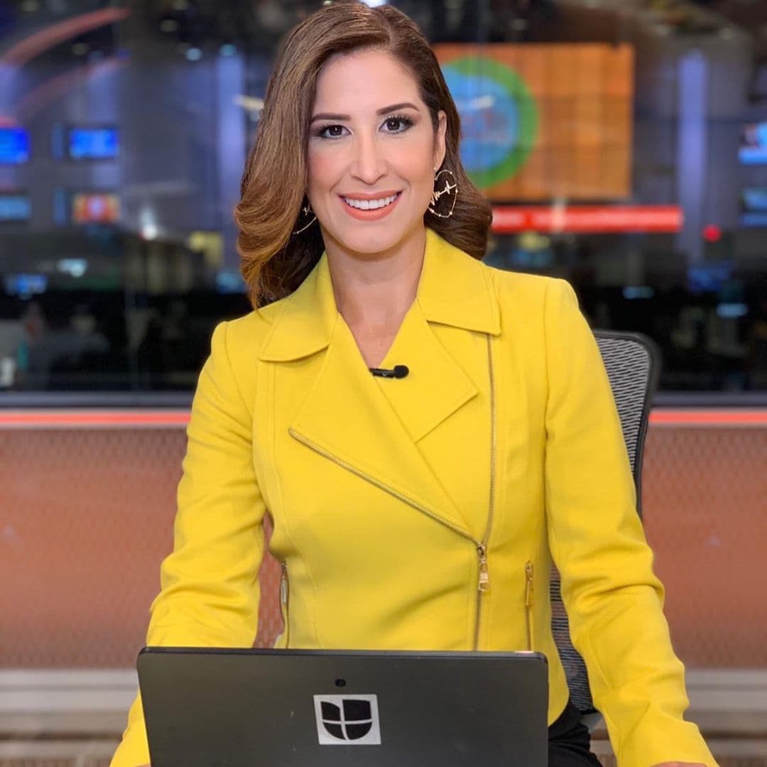 "El que de amarillo se viste en su belleza confía", reza el dicho que lleva a la práctica muy bien con este bello atuendo nuestra periodista.