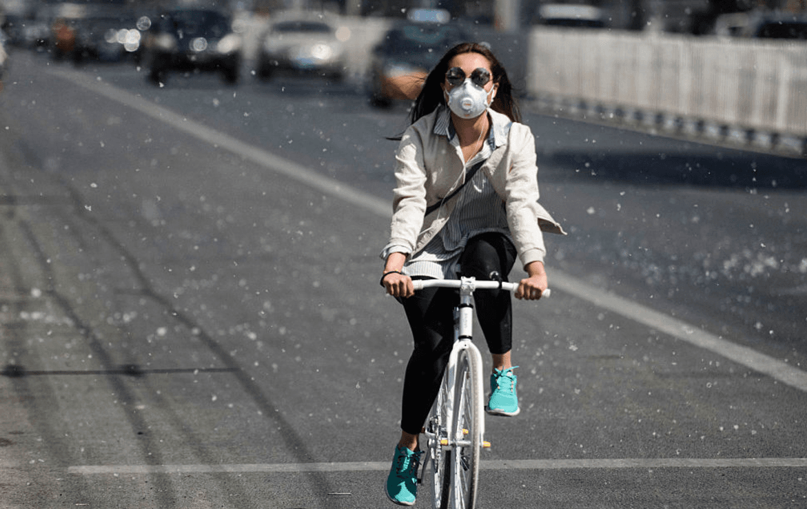 <b>Limpia tu rostro y manos</b>, especialmente antes de dormir. Muchas veces diminutas partículas de polen se adhieren al cuerpo o la piel, sin que nos demos cuenta, por eso, procura cambiarte de ropa apenas llegues a casa. 
<br>