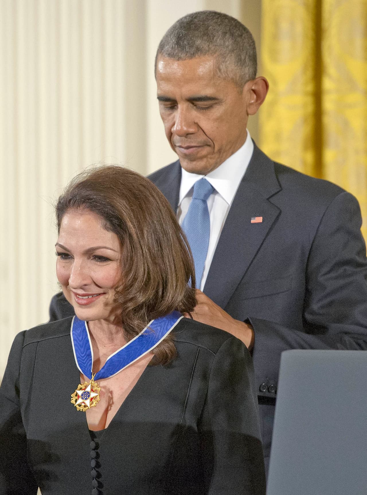 Llegó el turno de la cubana de recibir su medalla.