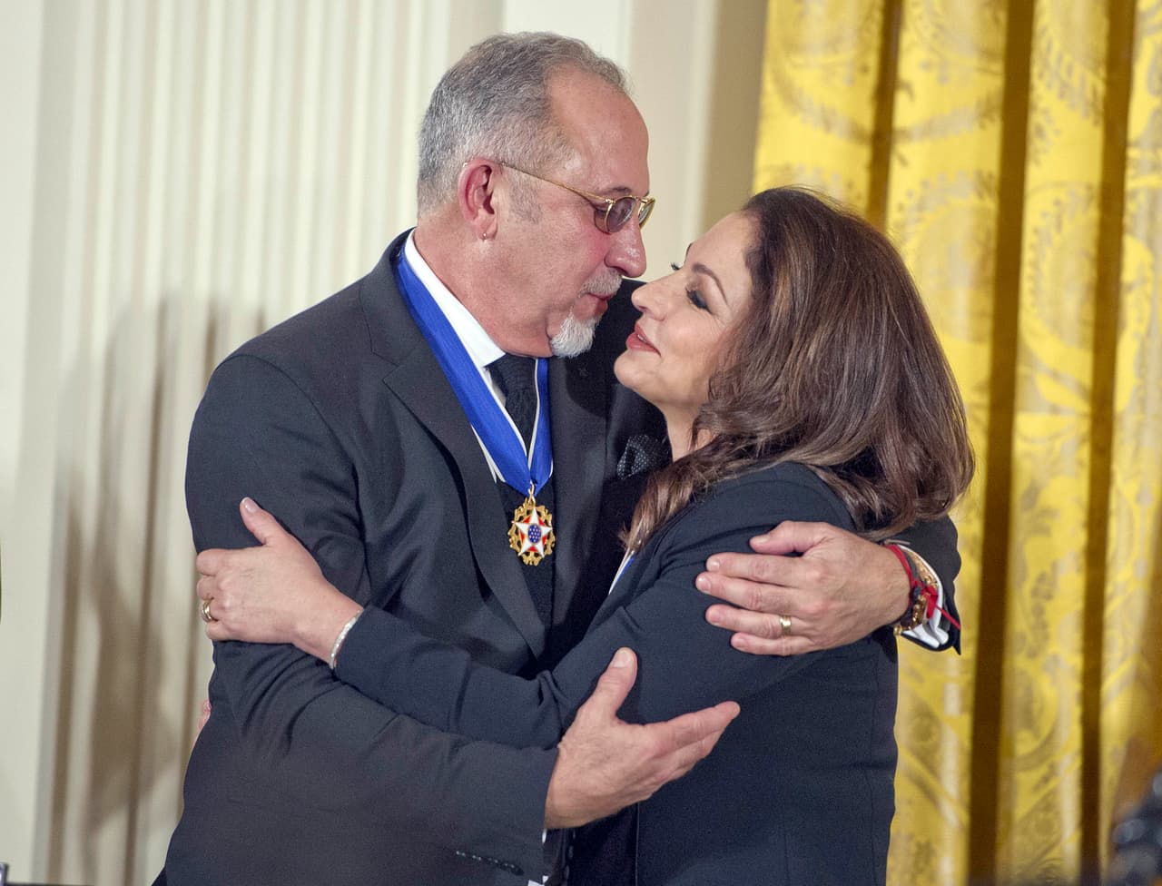 Gloria felicitó a su esposo con un beso y abrazo.