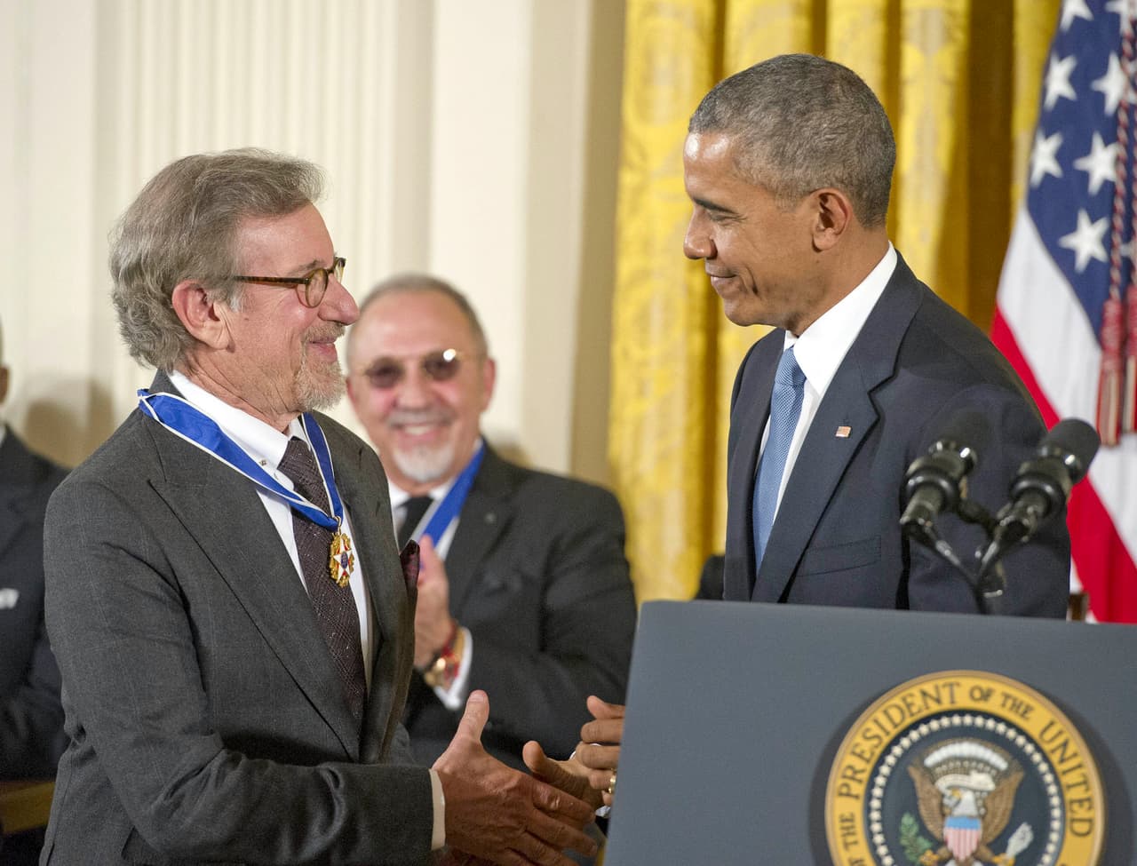 Feliz de recibir su medalla de manos del presidente.