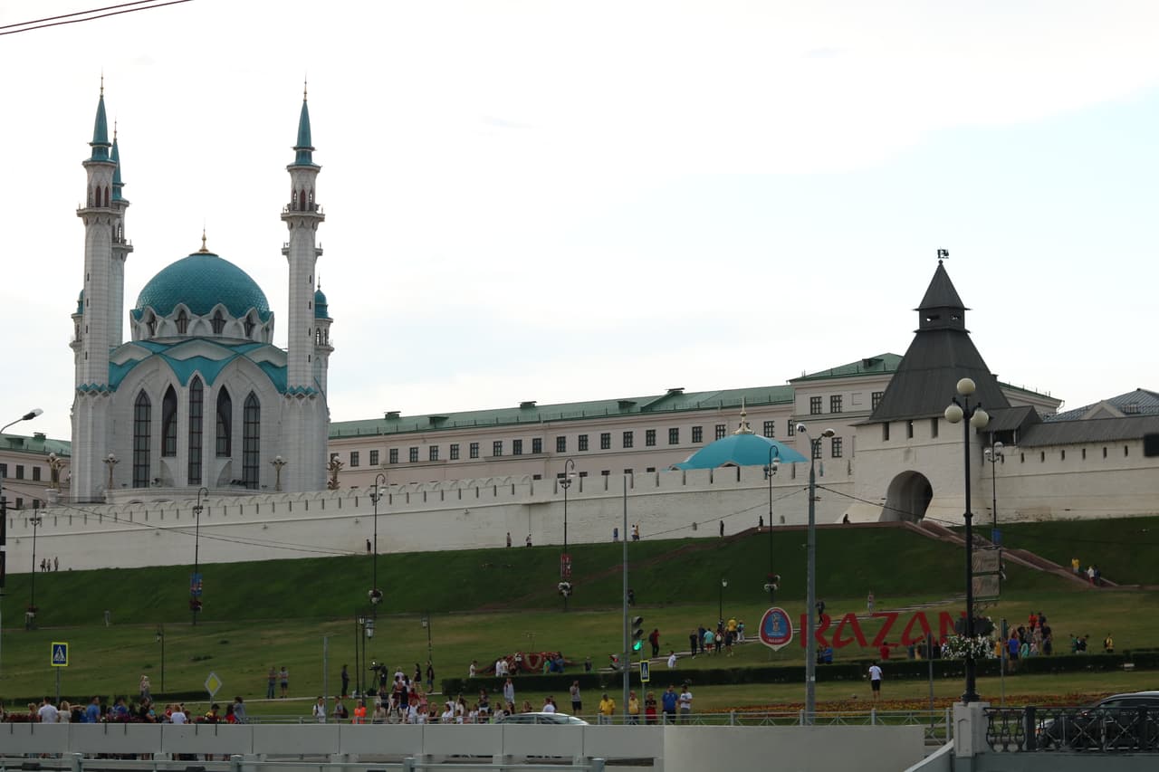 El Kremlin de Kazan fue testigo de la fiesta que por momentos montaron los fans brasileños en el centro de la ciudad.