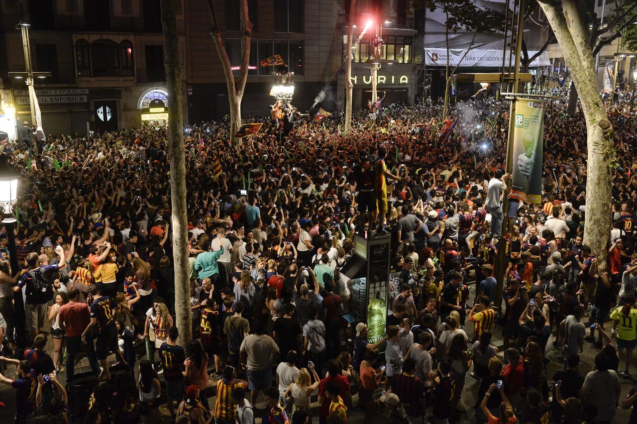 Pero si en un día normal La Rambla y la Plaza Cataluña se ven extraordinariamente concurridas, la cosa se sale de control cada vez que el equipo de fútbol local, El Barcelona, triunfa, porque son estas calles y específicamente 
<b>la Fuente de Canaletas la que recibe a miles que salen a celebrar con sus banderas. </b>